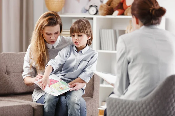 Mor Med Autistiska Barn Innehar Ritning Samråd Med Psykoterapeut — Stockfoto