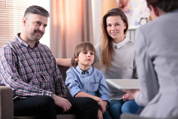 Lyckligt Äktenskap Med Sin Son Ett Möte Med Rådgivare — Stockfoto