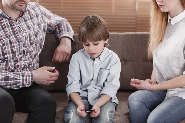 Närbild Ledsen Pojke Med Autism Som Sitter Mellan Orolig Mor — Stockfoto