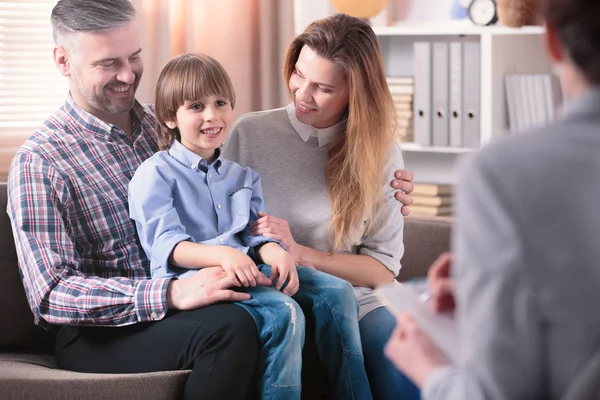 Niño Feliz Sentado Regazo Padre Junto Madre Durante Una Reunión — Foto de Stock