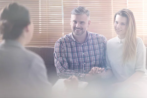 Una Llamarada Pareja Casada Sonriente Encantadora Durante Consulta Con Mediador — Foto de Stock