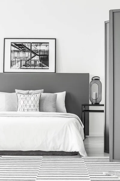 Schwarz Weißes Poster Auf Dem Bettkopf Einfachen Schlafzimmerinterieur Mit Laterne — Stockfoto