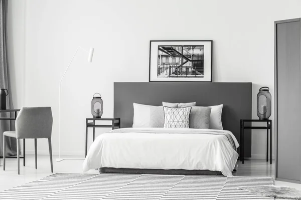 Weißes Bett Zwischen Tischen Mit Laternen Interieur Des Hotelzimmers Mit — Stockfoto