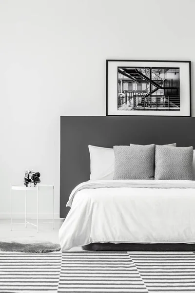 Cartel Negro Sobre Cabecera Gris Cama Interior Mínimo Habitación Hotel — Foto de Stock