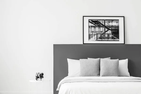 Weißes Bett Mit Schwarzem Bettkopf Kontrast Schlafzimmerausstattung Mit Poster Und — Stockfoto