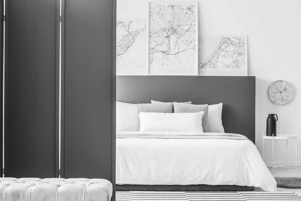 Schwarzer Bildschirm Minimalen Hotelzimmer Interieur Mit Karten Über Dem Bett — Stockfoto