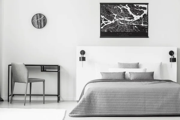 Zwarte Poster Boven Grijs Witte Bed Slaapkamer Interieur Met Leerstoel — Stockfoto