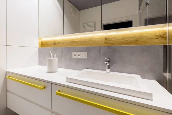 Nahaufnahme Weißer Schrank Mit Gelben Akzenten Modernen Badezimmerinnenraum Mit Holz — Stockfoto