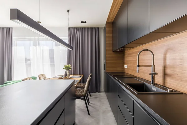 Kitchen Interior Black Cabinets Steel Tap Wooden Table Dining Area — Stock Photo, Image