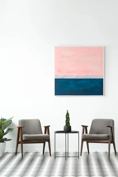 Plante Uma Mesa Entre Poltronas Cinza Interior Moderno Com Pintura — Fotografia de Stock