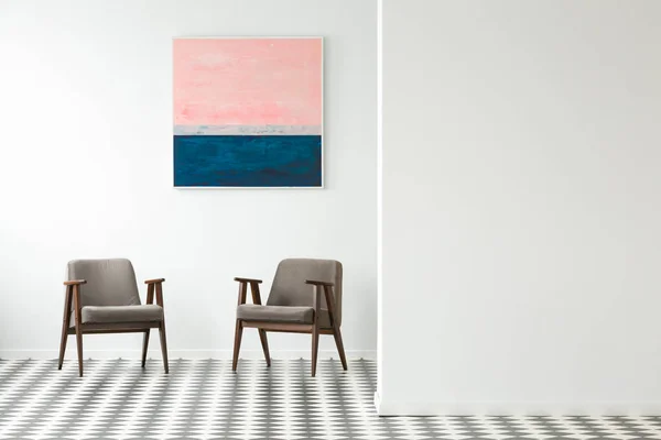 Pastel Schilderij Witte Muur Boven Grijs Fauteuils Interieur Met Dambord — Stockfoto