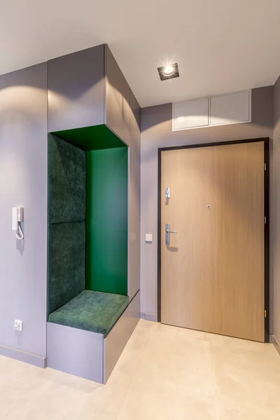 木製のドアと緑 ベルベットの座席で明るいアパート インテリアにシンプルで広々 とした入口廊下 — ストック写真