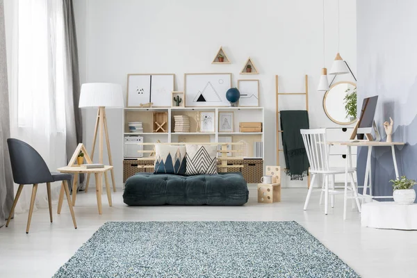 Chambre Adolescent Lumineux Intérieur Avec Matelas Vert Côté Bureau Bois — Photo