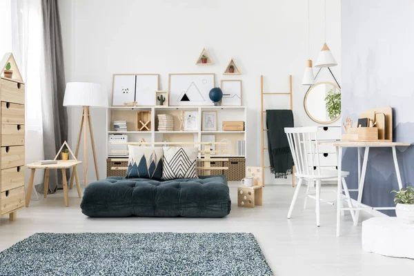 Gedessineerde Kussens Groene Futon Warme Woonkamer Interieur Met Witte Stoel — Stockfoto