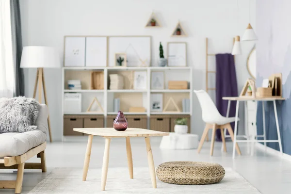 Närbild Vas Träbord Bredvid Sittpuff Och Beige Soffa Vardagsrum Inredning — Stockfoto