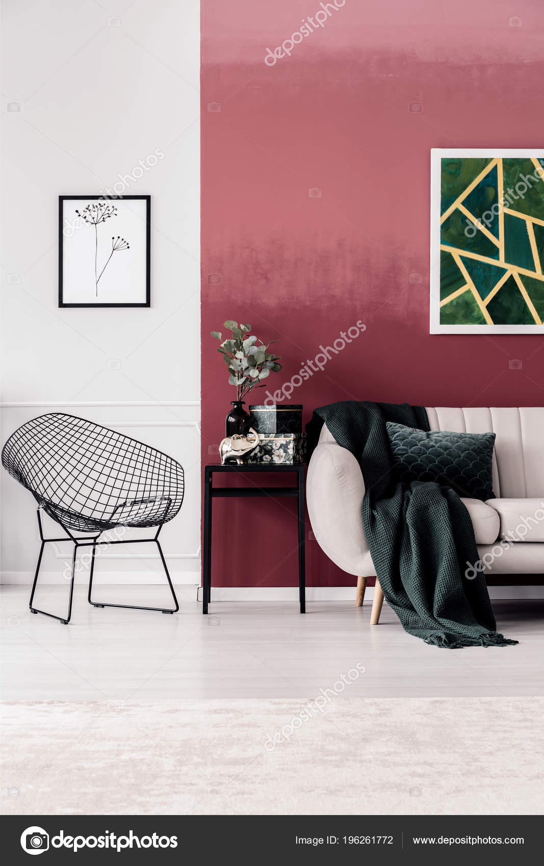 Grüne Decke Auf Sofa Gegen Rote Wand Mit Malerei Wohnzimmer ... Grüne Decke Auf Sofa Gegen Rote Wand Mit Malerei Wohnzimmer ...