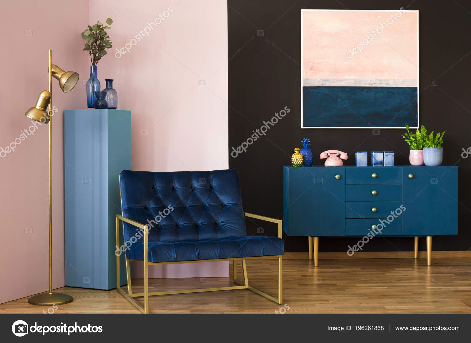 Breed Blauw Fauteuil Een Pastel Woonkamer Interieur Met Een Kast ... Breed Blauw Fauteuil Een Pastel Woonkamer Interieur Met Een Kast ...