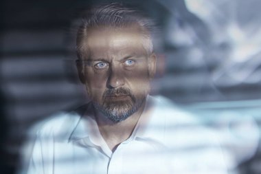 Gözlerim açık bir sorunlu orta yaşlı adamın yüzü bulanık close-up. Depresyon ve akıl hastalığı kavramı.