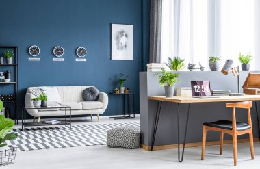 Modern oturma odası iç karanlık duvarlar, endüstriyel ve ahşap mobilya ve şık ev ofis için bir işadamı ile