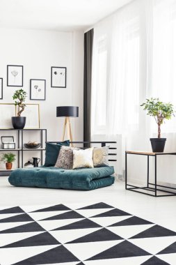 Yeşil yatak yatak ile windows ve halı ile beyaz iç dekoratif yastıklar