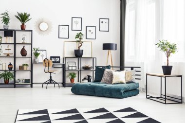 Taze bitki ve çalışma köşesi ile parlak sanayi iç duran yastıklar ile yeşil, katlanmış yatak kanepe