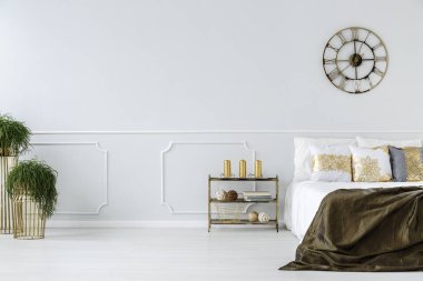 Altın mumlar, dekoratif yastıklar ve otel yatak odası iç duvar saati büyük yatak ile endüstriyel kabin