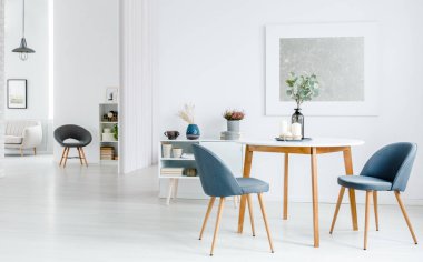 Gri gümüş boyama daire iç beyaz duvara ahşap masa sandalyeler