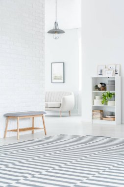 Beyaz, aydınlık daire iç arka oturma odasında Duvar tuğla karşı gri, ahşap Bank