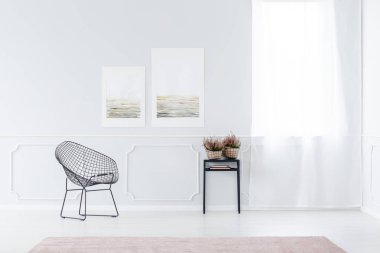Zarif ofis iç siyah, metal sandalye ve bekleme yeri kalıplama ile beyaz duvara heathers ile masa