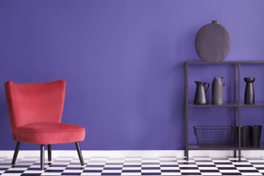 Kırmızı, kadife koltuk ve dekorasyon bir ultra violet duvara ile siyah kabin ile bir renkli salon iç gerçek fotoğraf