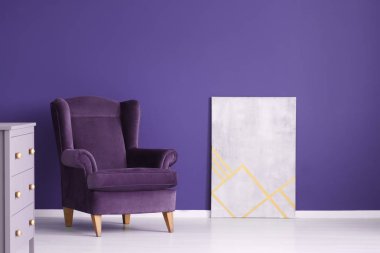 Süet mor koltuk ve kabine menekşe oturma odası iç yanındaki gri poster