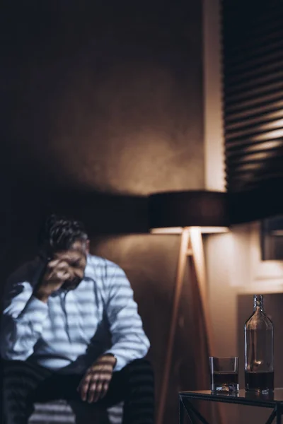 Sylwetka Zestresowany Mężczyzna Średnim Wieku Problemami Siedzi Sama Głową Obok — Zdjęcie stockowe