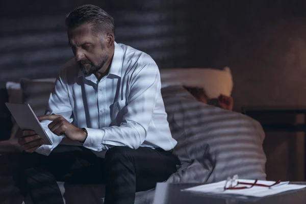 Hombre Guapo Usando Una Tableta Por Noche Mientras Esposa Está — Foto de Stock