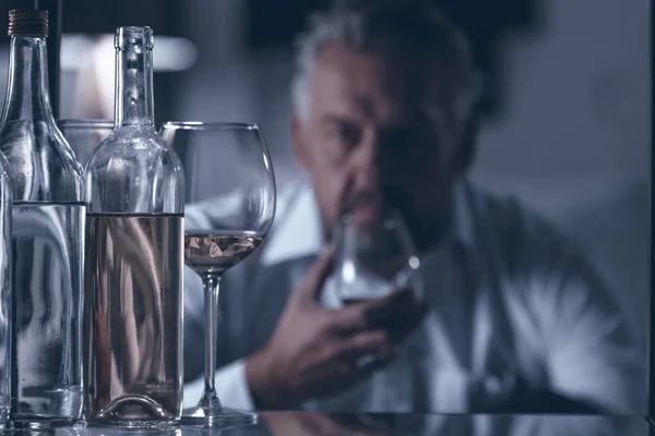 Gros Plan Des Bouteilles Vin Verre Avec Homme Triste Arrière — Photo