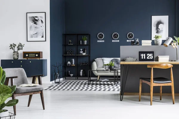 Geräumiges Wohnzimmer Mit Sofa Regal Retro Sessel Blauem Schrank Und — Stockfoto