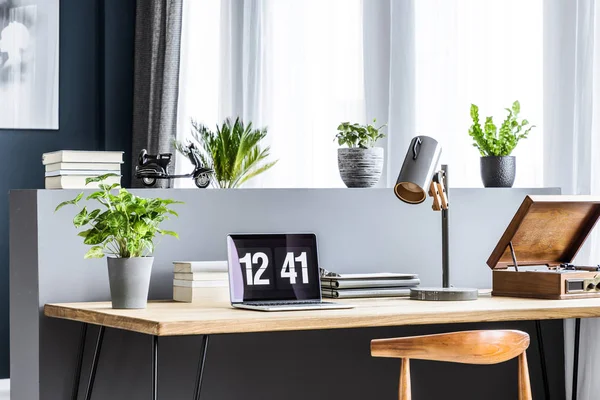 Zijhoek Van Een Houten Bureau Met Een Laptop Met Tijd — Stockfoto