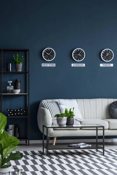 Piante Verdi Elegante Blu Navy Soggiorno Interno Con Divano Beige — Foto Stock