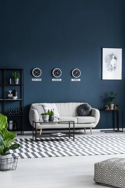 Canapé Blanc Table Basse Horloges Sur Mur Gris Tapis Rayé — Photo