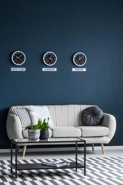 Horloges Montrant Heure Dans Différents Fuseaux Horaires Sur Mur Bleu — Photo