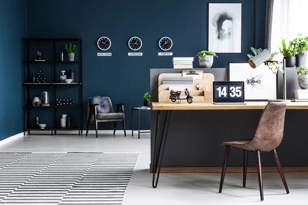 Intérieur Bureau Chic Bleu Foncé Pour Homme Affaires Mondial Avec — Photo