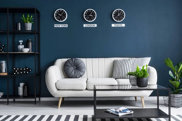 Elegantes Beiges Sofa Dunklem Marineblauem Wohnzimmerinterieur Mit Schwarzen Möbeln Und — Stockfoto