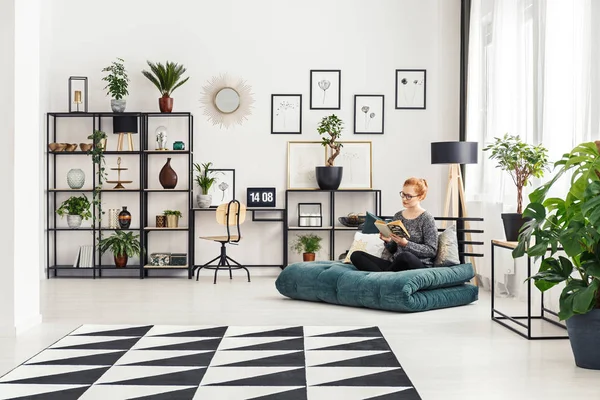 Menina Óculos Sentada Colchão Futon Lendo Livro Interior Brilhante Com — Fotografia de Stock