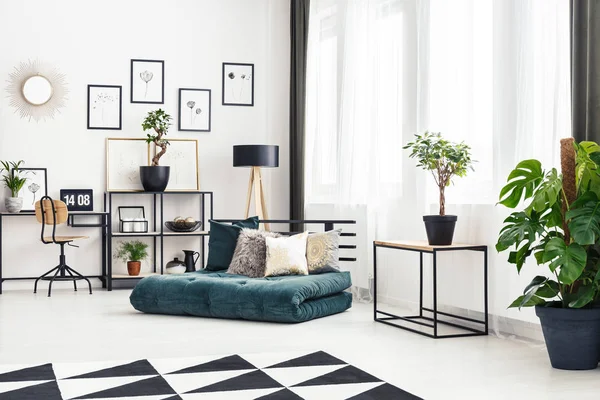 Plante Sur Table Dans Espace Travail Scandi Intérieur Avec Matelas — Photo