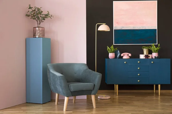 Fauteuil Daim Bleu Contre Mur Rose Dans Salon Intérieur Avec — Photo