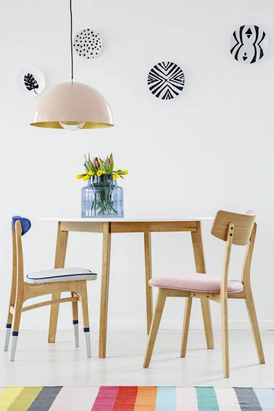 Colorido Interior Del Comedor Con Una Mesa Sillas Alfombra Rayas —  Fotos de Stock