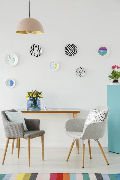 Salon Créatif Intérieur Avec Plaques Sur Mur Table Fauteuils Gris — Photo