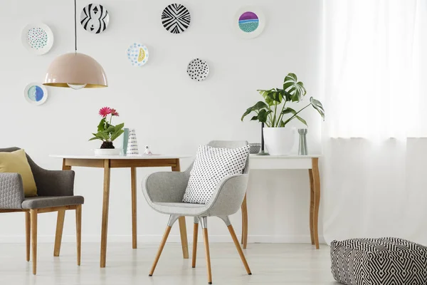 Retro Fauteuils Tabel Kroonluchter Keramische Wandversiering Poef Een Helder Appartement — Stockfoto