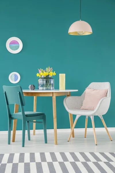 Sandalye Yemek Masa Çizgili Halı Renkli Yemek Odası Yeşil Duvar — Stok fotoğraf