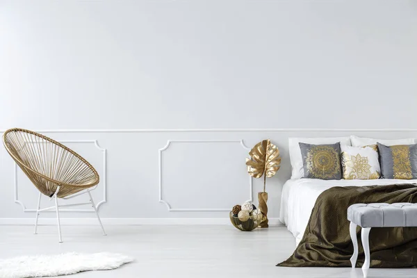 Leere Schlafzimmereinrichtung Mit Goldenem Sessel Dekorationen Und Doppelbett — Stockfoto