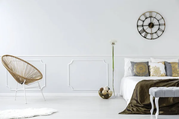 金色卧室内饰现代扶手椅 双人床和墙壁造型 — 图库照片